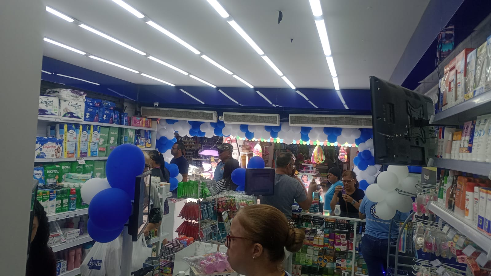 Corredor com ampla variedade de produtos de saúde e bem-estar